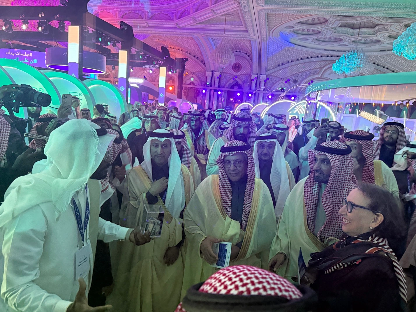 His Excellency the Minister of Human Resources and Social Development visiting the Mahjoz booth